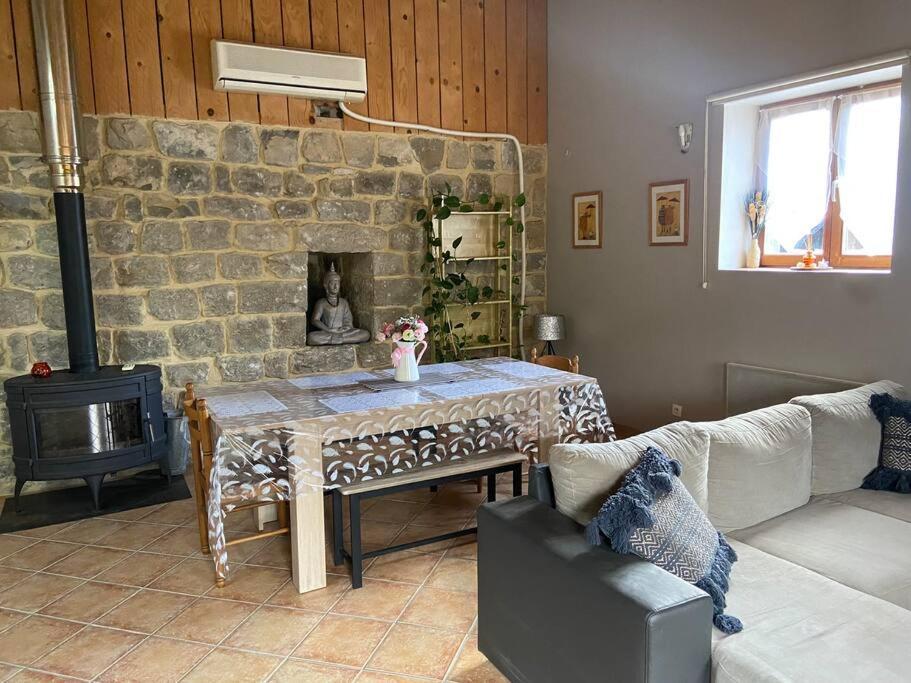 Gite A La Ferme Avec Jacuzzi Et Sauna Villefloure Exteriör bild